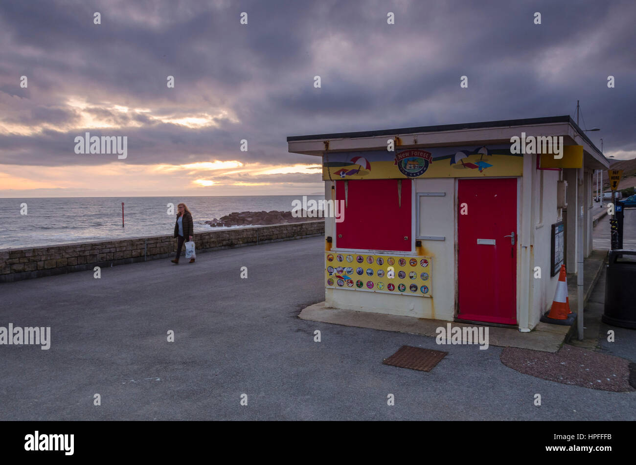 West Bay, Dorset, UK. 21. Februar 2017. Großbritannien Wetter. Aussehende Gewitterhimmel über West Bay in Dorset bei Sonnenuntergang nach einem Tag von bedecktem Himmel und über dem durchschnittlichen Temperaturen. West Bay ist, dass die Einstellung für das ITV Serie Broadchurch getroffen, die am Montag, 27. Februar für Serie 3 zurückgibt. Bildnachweis: Graham Hunt/Alamy Live-Nachrichten Stockfoto