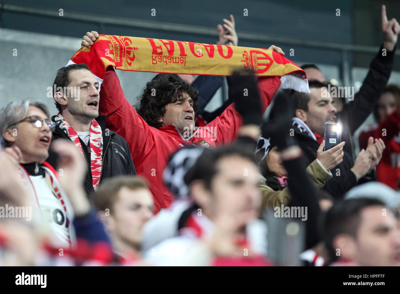 Manchester, UK. 21. Februar 2017. Monaco-Fans vor der UEFA Champions League Runde der 16 erste Bein Match zwischen Manchester City und AS Monaco im Etihad Stadium am 21. Februar 2017 in Manchester, England. Bildnachweis: PHC Bilder/Alamy Live-Nachrichten Stockfoto