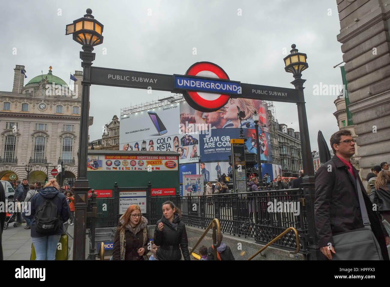 London, UK. 21. Februar 2017. Temperary Werbung Paneele decken Gerüst, während Arbeit auf dem neuen Piccadilly leuchtet weiter. Bildnachweis: Claire Doherty/Alamy Live News Stockfoto