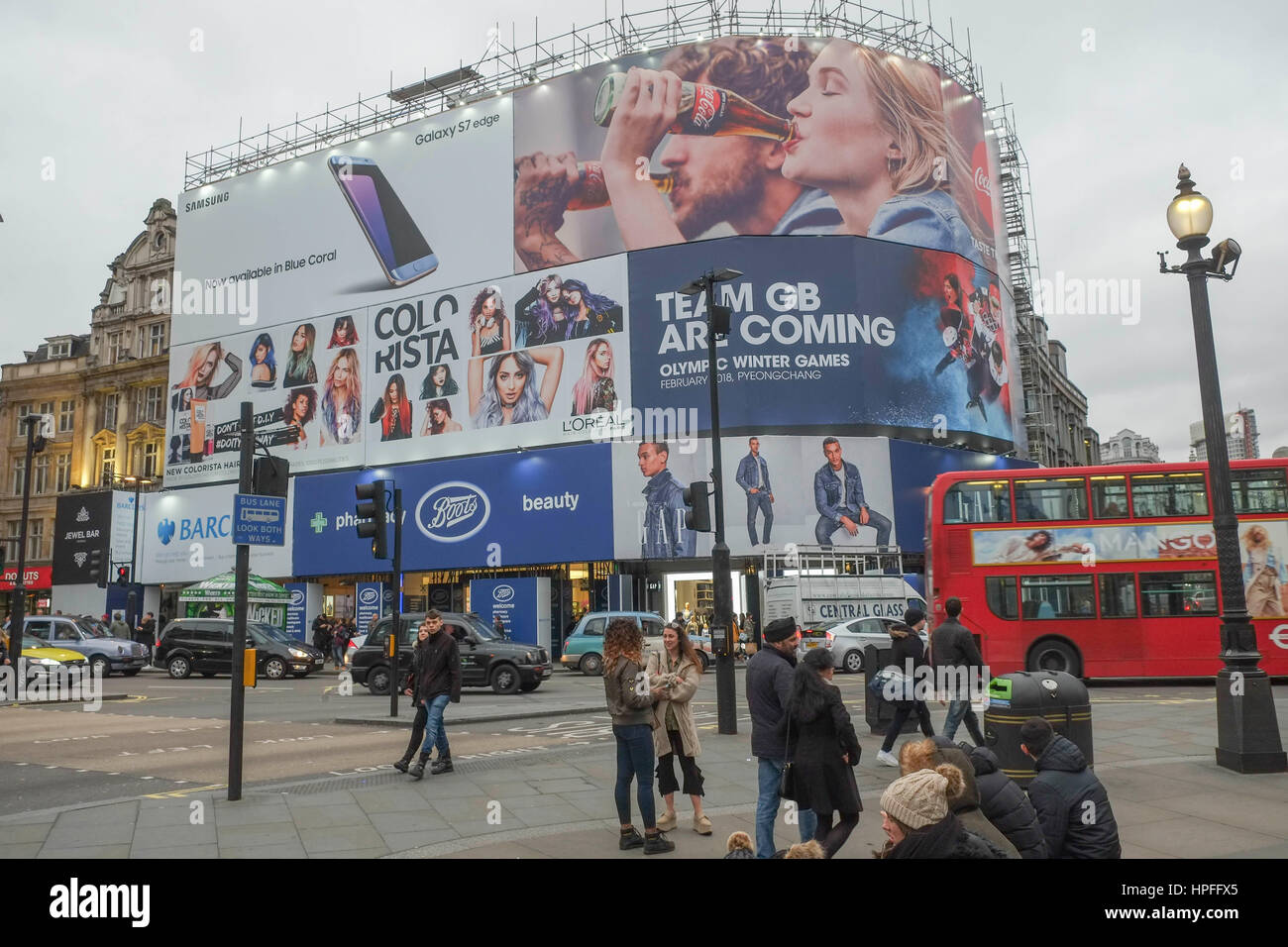 London, UK. 21. Februar 2017. Temperary Werbung Paneele decken Gerüst, während Arbeit auf dem neuen Piccadilly leuchtet weiter. Bildnachweis: Claire Doherty/Alamy Live News Stockfoto