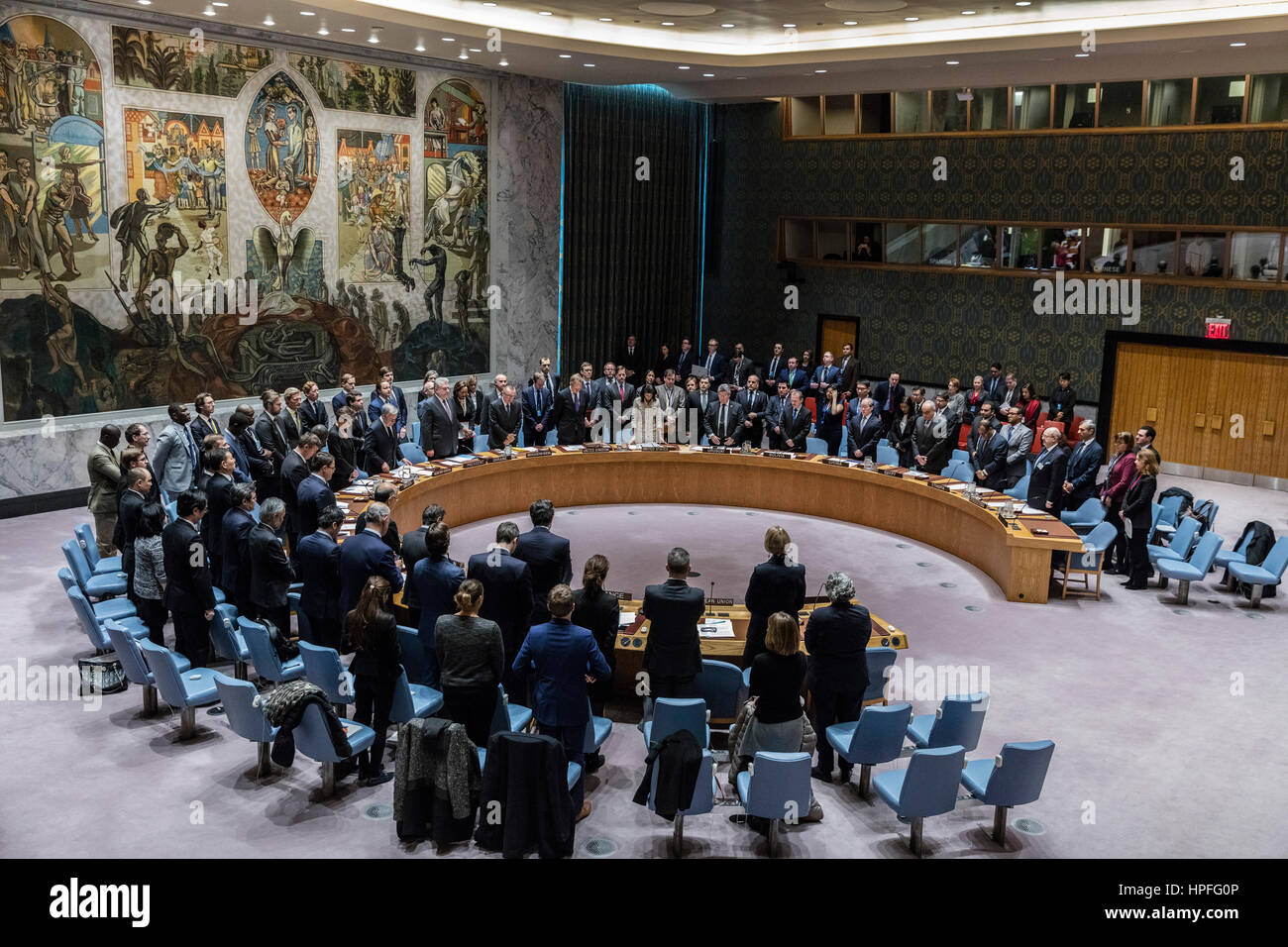 Vereinten Nationen. 21. Februar 2017. Der UN-Sicherheitsrat beobachtet einer Schweigeminute im Gedenken an die späten russische UN-Botschafter Vitaly Churkin im UN-Hauptquartier in New York, am 21. Februar 2017. Der UN-Sicherheitsrat am Dienstag würdigte die späten russische UN-Botschafter Vitaly Churkin, das veteran Diplomat mit einer Reihe von Beileid Trauer. Bildnachweis: Li Muzi/Xinhua/Alamy Live-Nachrichten Stockfoto