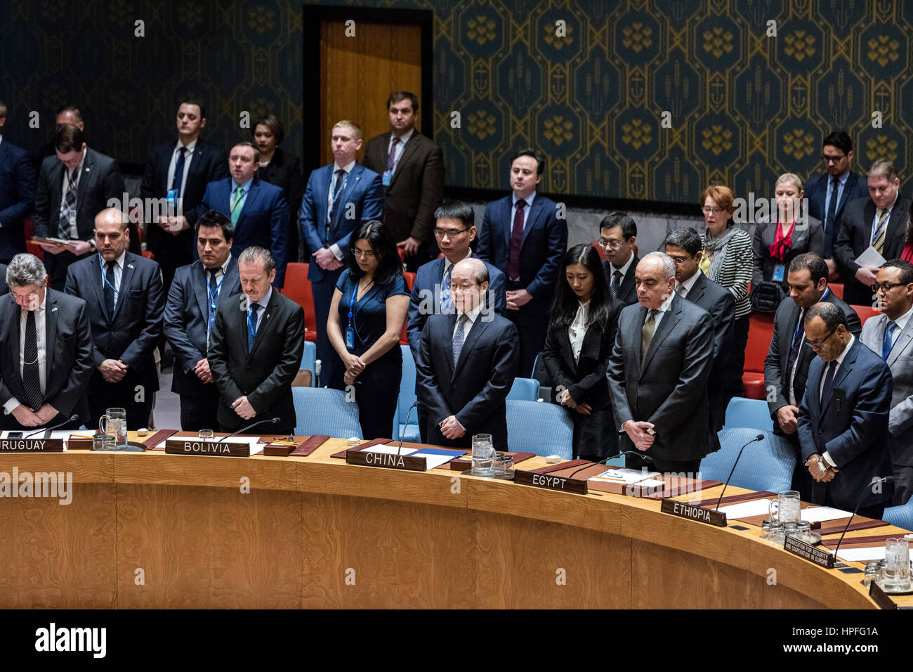 Vereinten Nationen. 21. Februar 2017. Der UN-Sicherheitsrat beobachtet einer Schweigeminute im Gedenken an die späten russische UN-Botschafter Vitaly Churkin im UN-Hauptquartier in New York, am 21. Februar 2017. Der UN-Sicherheitsrat am Dienstag würdigte die späten russische UN-Botschafter Vitaly Churkin, das veteran Diplomat mit einer Reihe von Beileid Trauer. Bildnachweis: Li Muzi/Xinhua/Alamy Live-Nachrichten Stockfoto