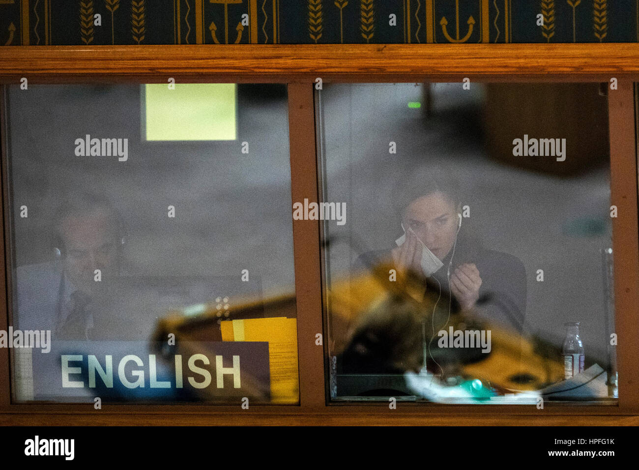 Vereinten Nationen. 21. Februar 2017. Dolmetscher (R) wischt ihre Tränen, wie der UN-Sicherheitsrat die späten russische UN-Botschafter Vitaly Churkin im UN-Hauptquartier in New York, 21. Februar 2017 trauert. Der UN-Sicherheitsrat am Dienstag würdigte die späten russische UN-Botschafter Vitaly Churkin, das veteran Diplomat mit einer Reihe von Beileid Trauer. Bildnachweis: Li Muzi/Xinhua/Alamy Live-Nachrichten Stockfoto