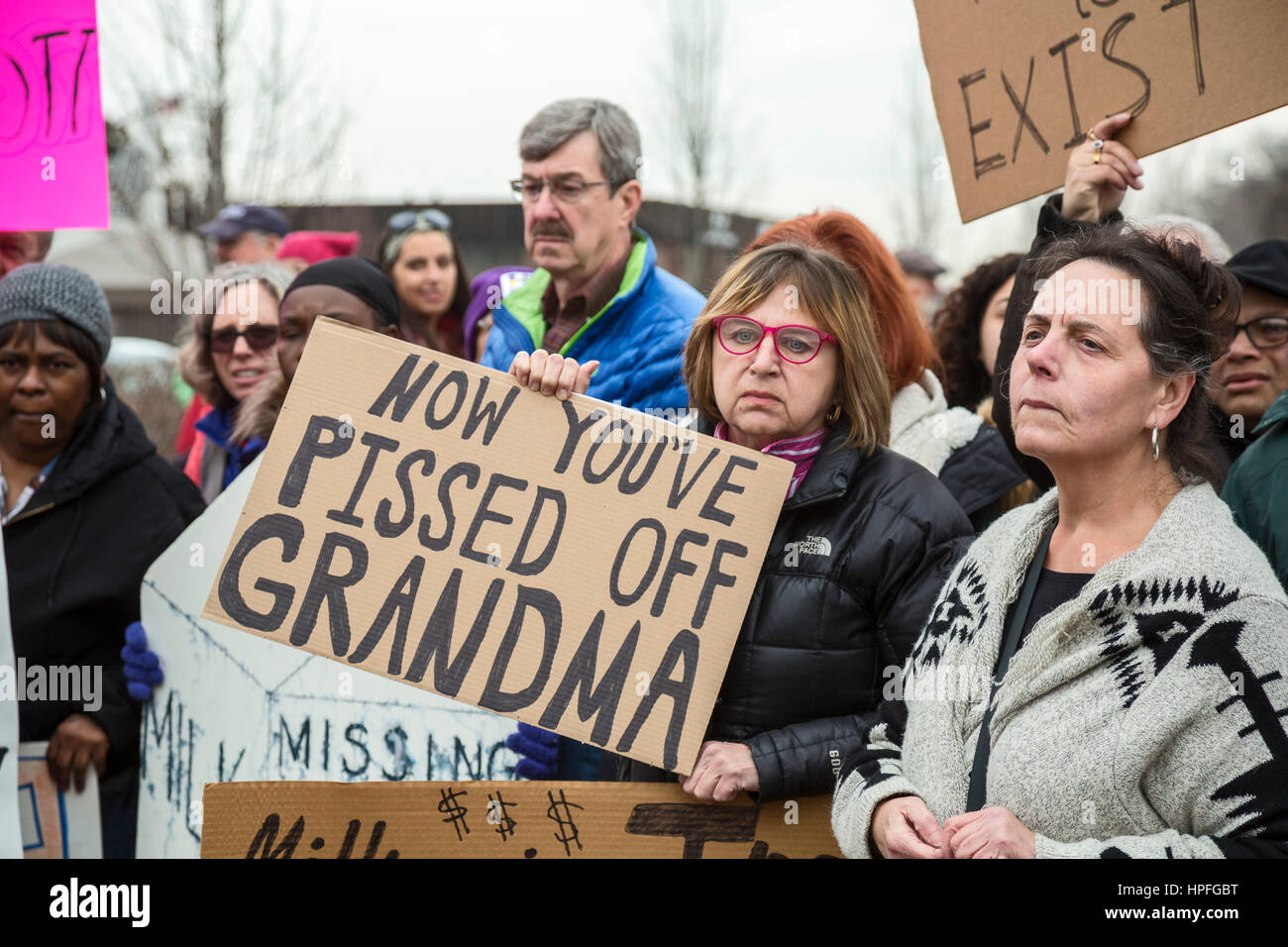 Troy, Michigan, USA. 21. Februar 2017. Wähler Streikposten das Büro des republikanischen Kongressabgeordneten Dave Trott, verlangen, dass er eine Bürgerversammlung zu halten, so dass sie ihren Widerstand gegen die geplante Aufhebung der Obamacare bekannt machen könnte. Sie sagten, dass der Vertreter ein "Huhn" für Reisen nach Indien während des Februar Congressional Aussparung anstatt Treffen mit den Wählern in seinem Bezirk war. Bildnachweis: Jim West/Alamy Live-Nachrichten Stockfoto