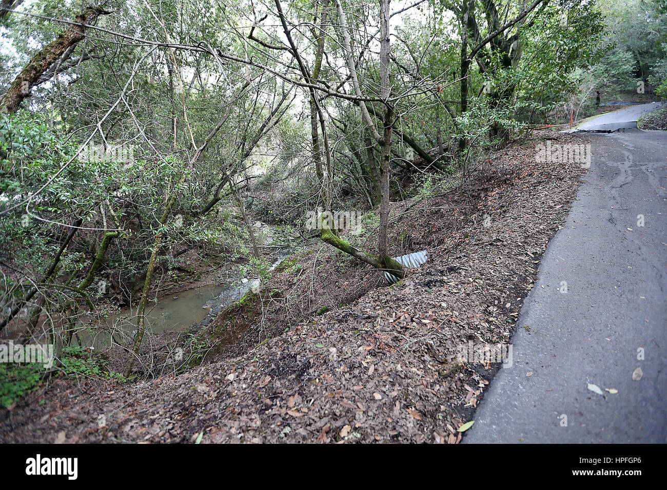 Napa, Kalifornien, USA. 15. Februar 2017. Bewohner in dieser Nachbarschaft Browns Valley auf McCormick Lane, fürchten, dass eine Folie mit Erde Napa Creek und Push-Wasser und Schmutz in die Gegend Häuser blockieren könnten. Bildnachweis: Napa Valley Register/ZUMA Draht/Alamy Live-Nachrichten Stockfoto