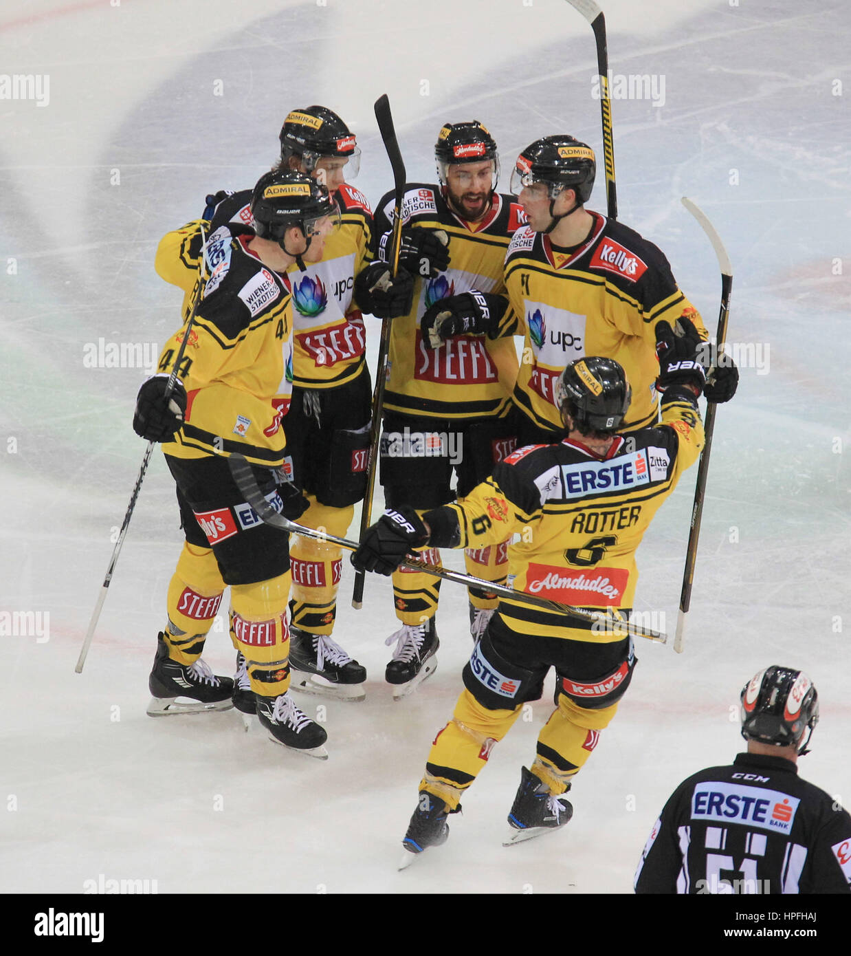 21.02.2017 Eishockey, Albert-Schultz-Halle, Wien, EBEL UPC Vienna Capitals - HC TWK Innsbruck Jubel, Jamie Fraser, Collin Bowman, Jerry Pollastrone, Riley Holzapfel, Rafael Rotter, Foto: Cronos/Diener Stockfoto