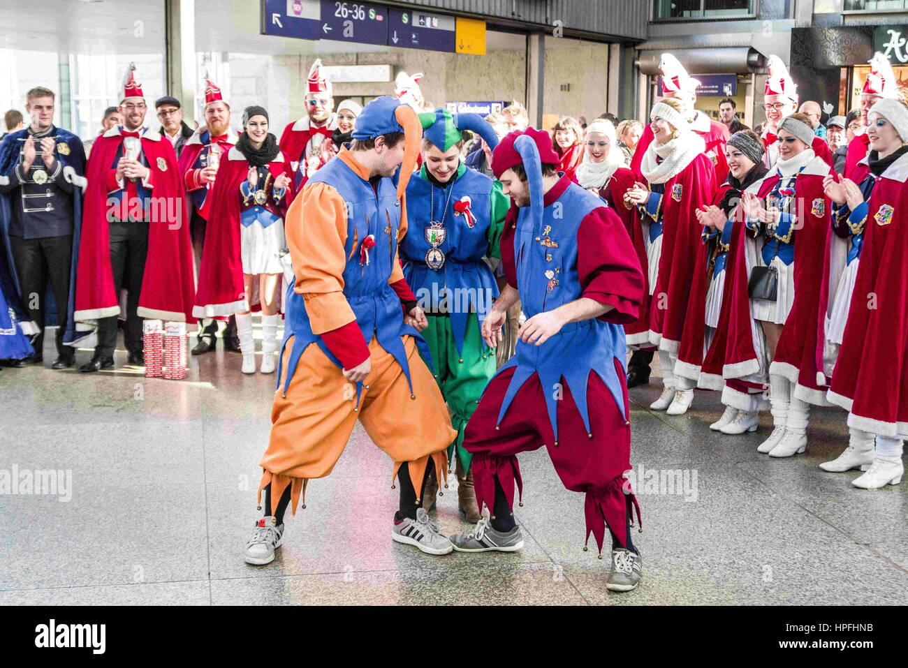 19. Februar 2017 - MüNchen, Bayern, Deutschland - eine Gruppe von kostümierten Tänzer und Musiker organisiert eine Flashmob Tanz und Musik Show im Münchner Hauptbahnhof (Hauptbahnhof) Credit: Sachelle Babbar/ZUMA Draht/Alamy Live News Stockfoto