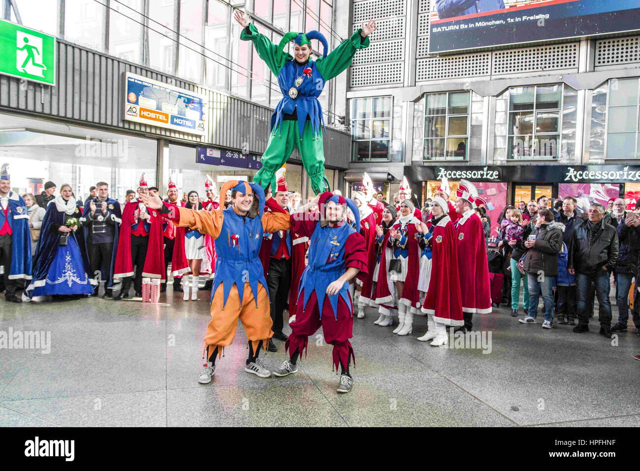 19. Februar 2017 - MüNchen, Bayern, Deutschland - eine Gruppe von kostümierten Tänzer und Musiker organisiert eine Flashmob Tanz und Musik Show im Münchner Hauptbahnhof (Hauptbahnhof) Credit: Sachelle Babbar/ZUMA Draht/Alamy Live News Stockfoto