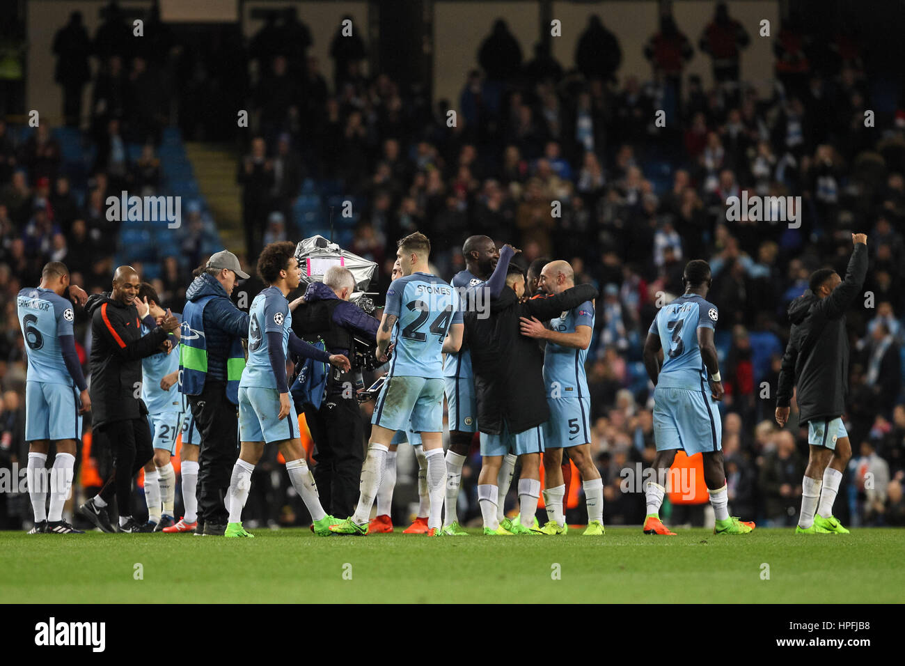 Manchester, UK. 21. Februar 2017. Manchester City-Spieler feiern in Vollzeit an der UEFA Champions League Runde der 16 erste Bein Match zwischen Manchester City und AS Monaco im Etihad Stadium am 21. Februar 2017 in Manchester, England. Bildnachweis: PHC Bilder/Alamy Live-Nachrichten Stockfoto