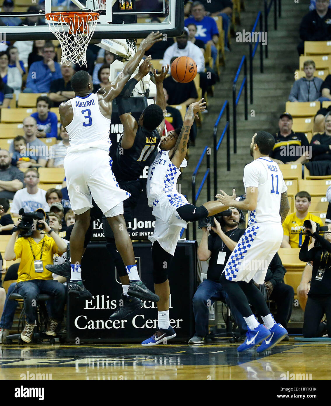 Columbia, MO, USA. 21. Februar 2017. Kentucky Wildcats, die vorwärts Edrice Adebayo (3) einen Schuss von Missouri Tigers Wache k.j. Walton (11) blockiert, wie Kentucky Wildcats Malik Monk (5) als die University of Kentucky Wildcats half Guard, spielte die University of Missouri Tigers in Mizzou Arena in Columbia, Missouri, Dienstag, 21. Februar 2017. Die erste Hälfte College-Basketball-Aktion ist. Bildnachweis: Lexington Herald-Leader/ZUMA Draht/Alamy Live-Nachrichten Stockfoto