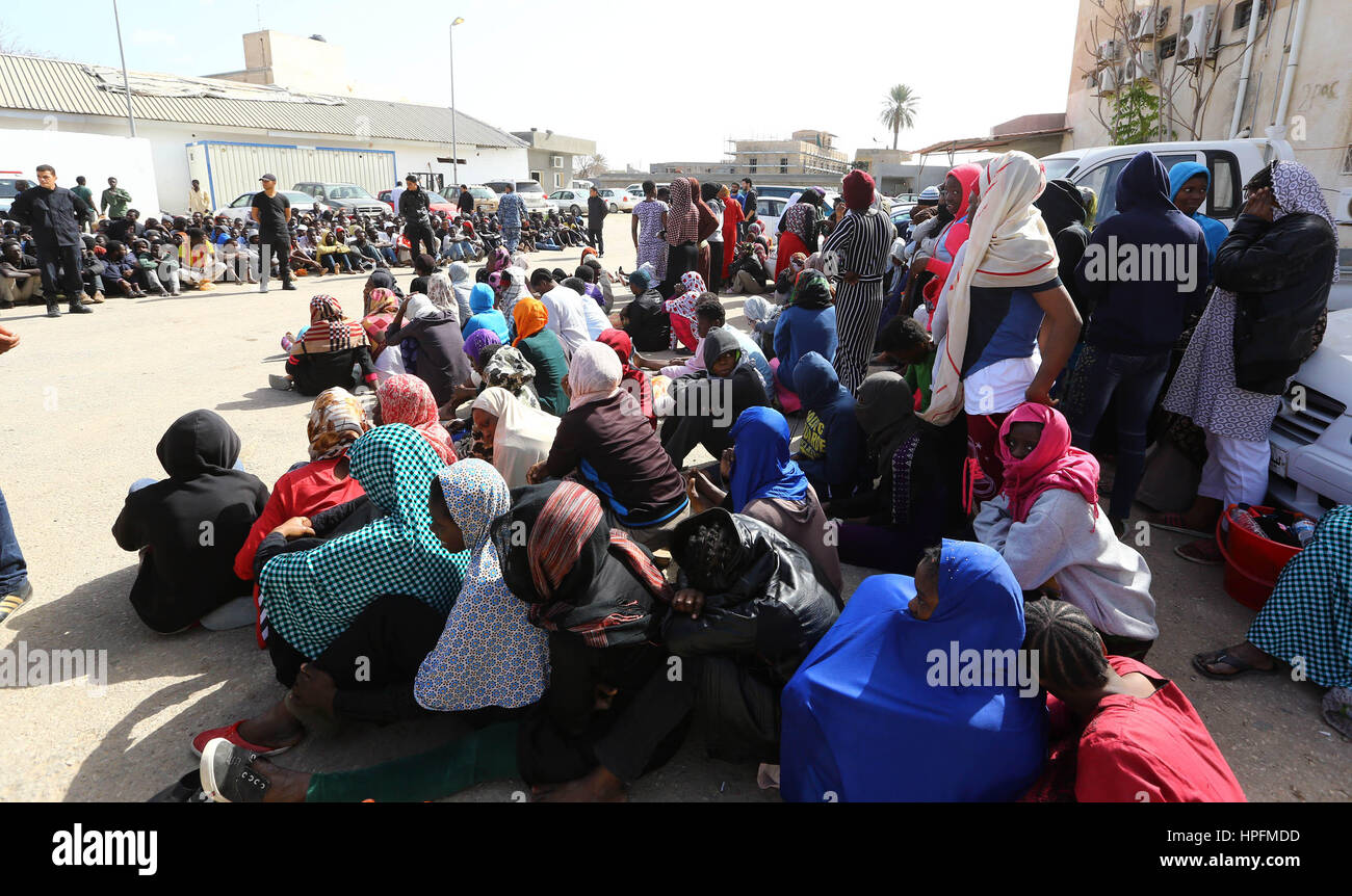 Triploi, Libyen. 21. Februar 2017. Illegale Migranten sitzen in einem Auffanglager in Tripolis am 21. Februar 2017. UN-Sondergesandten für Libyen Martin Kobler hat illegale Einwanderer in einem Auffanglager in der libyschen Hauptstadt Tripolis am Dienstag besucht. Bildnachweis: Hamza Türkei/Xinhua/Alamy Live-Nachrichten Stockfoto