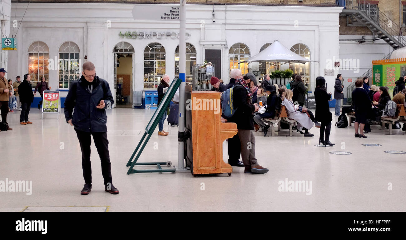 Brighton, UK. 22. Februar 2017. Passagiere am Bahnhof von Brighton Vormittag Stand der RMT union Bühne bildet nur ein weiterer Tag des Streiks im Streit zwischen dem Management und den Gewerkschaften über Treiber. Die lang andauernde Streit Reisen im Südosten Störungen ist Southern Rail-Leitung der Dirigenten in den Zügen Kredit loswerden wollen: Simon Dack/Alamy Live News Stockfoto