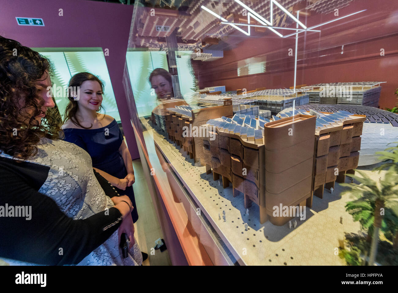 London, UK. 22. Februar 2017. Modell (solarbetriebene) Masdar City, Abu Dhabi von Foster and Partners, 2008 - Strom: der Funke des Lebens ist eine neue Ausstellung eröffnet in der Wellcome Collection in London, erforscht die Geschichte der Elektrizität, die Anbindung an unser Leben und wie es unserer modernen Welt verändert hat. Mit über 100 Objekte und drei neue Kommissionen von berühmten Künstlern, die Ausstellung betrachtet die widersprüchliche Leben spendende und todbringenden extreme durch Strom erzeugt. Bildnachweis: Guy Bell/Alamy Live-Nachrichten Stockfoto