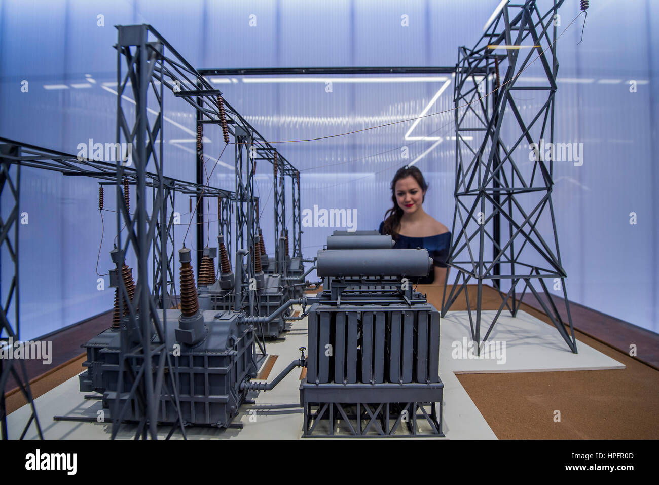 London, UK. 22. Februar 2017. Modell der Associated Electrical Industries Transformator Gruppe--Strom: der Funke des Lebens ist eine neue Ausstellung eröffnet in der Wellcome Collection in London, erforscht die Geschichte der Elektrizität, die Anbindung an unser Leben und wie es unserer modernen Welt verändert hat. Mit über 100 Objekte und drei neue Kommissionen von berühmten Künstlern, die Ausstellung betrachtet die widersprüchliche Leben spendende und todbringenden extreme durch Strom erzeugt. Bildnachweis: Guy Bell/Alamy Live-Nachrichten Stockfoto