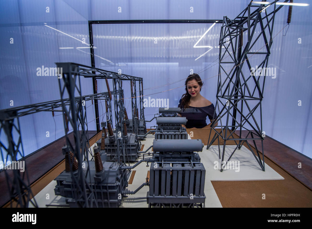 London, UK. 22. Februar 2017. Modell der Associated Electrical Industries Transformator Gruppe--Strom: der Funke des Lebens ist eine neue Ausstellung eröffnet in der Wellcome Collection in London, erforscht die Geschichte der Elektrizität, die Anbindung an unser Leben und wie es unserer modernen Welt verändert hat. Mit über 100 Objekte und drei neue Kommissionen von berühmten Künstlern, die Ausstellung betrachtet die widersprüchliche Leben spendende und todbringenden extreme durch Strom erzeugt. Bildnachweis: Guy Bell/Alamy Live-Nachrichten Stockfoto