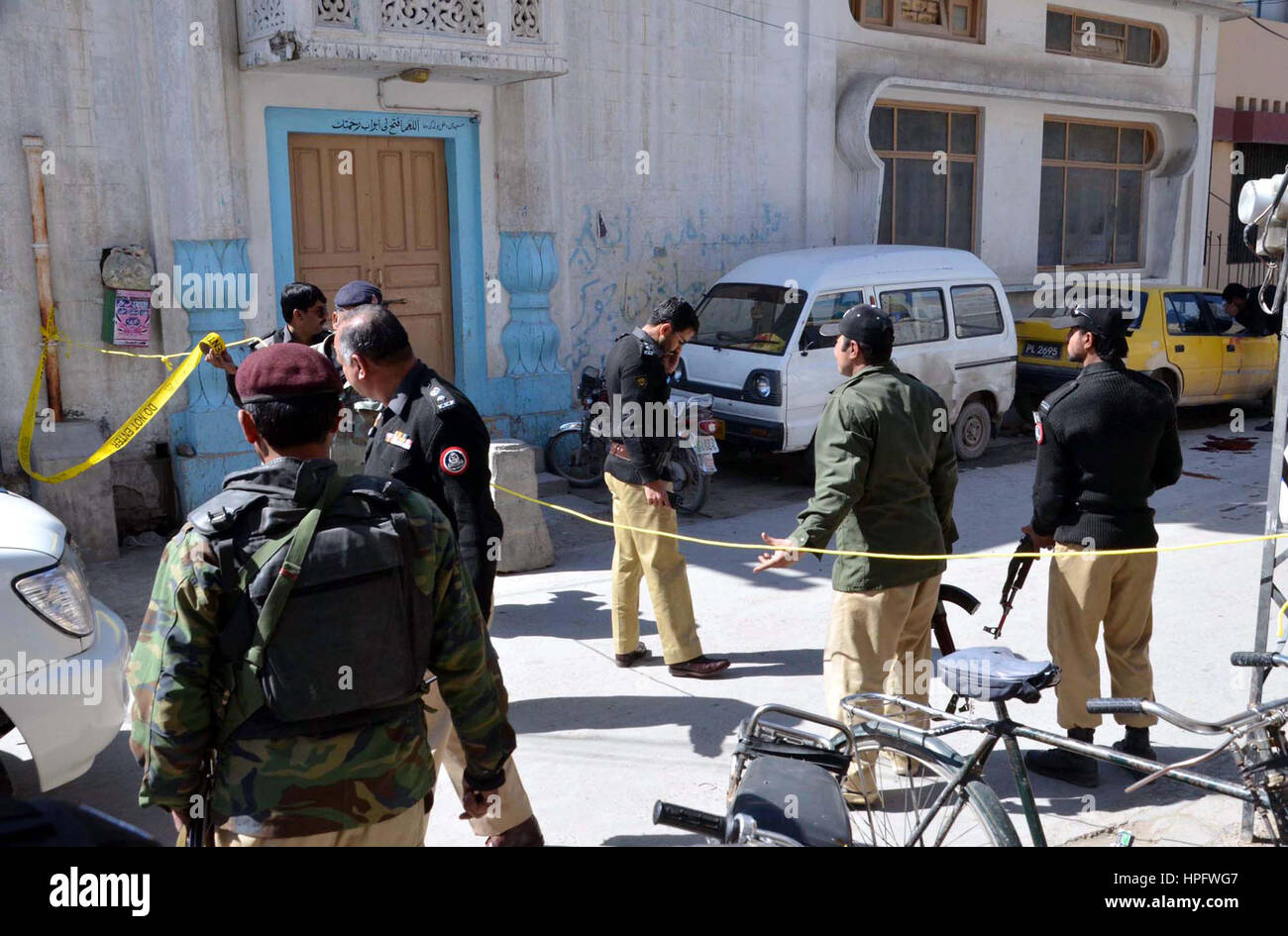 Law Enforcement Personal versammeln sich am Veranstaltungsort für die Inspektion der Website nach dem Vorfall bei Dr. Bano Road in Quetta auf Mittwoch, 22. Februar 2017 brennen. Stockfoto