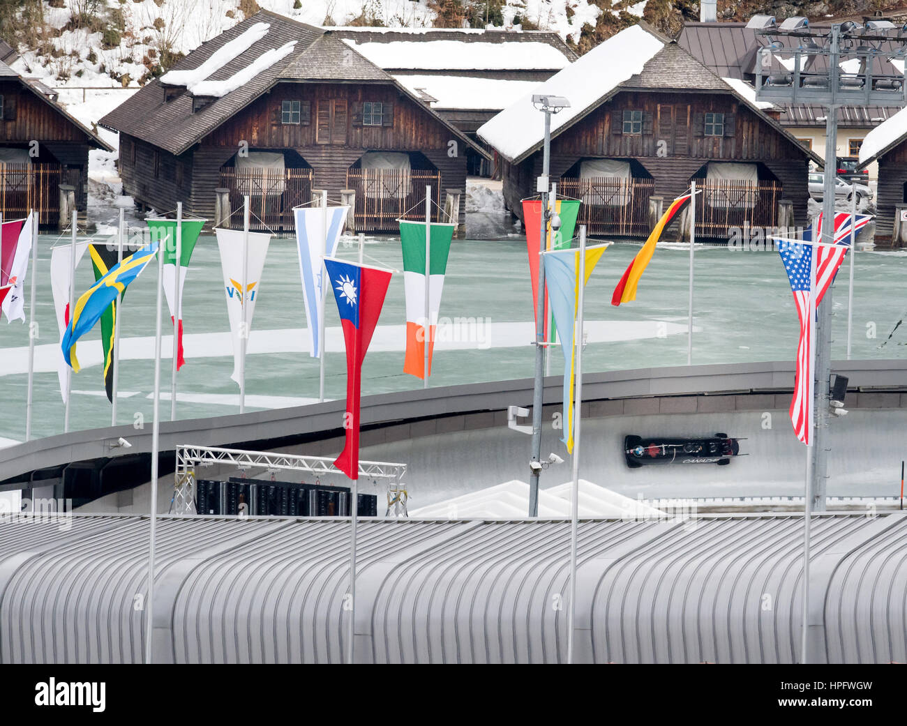 Schönau Am Königssee, Deutschland. 22. Februar 2017. Die vierköpfige Bob mit Chris Frühling, Cameron Steinen, Lascelles Brown und Neville Wright aus Kanada vorbei die Echo-Kurve mit Flaggen in Schoenau Am Koenigssee, Deutschland, 22. Februar 2017 ausgekleidet. Bob- und Skeleton Weltmeisterschaften 2017 geht weiter bis die 26. Februar 2017. Foto: Peter Kneffel/Dpa/Alamy Live News Stockfoto