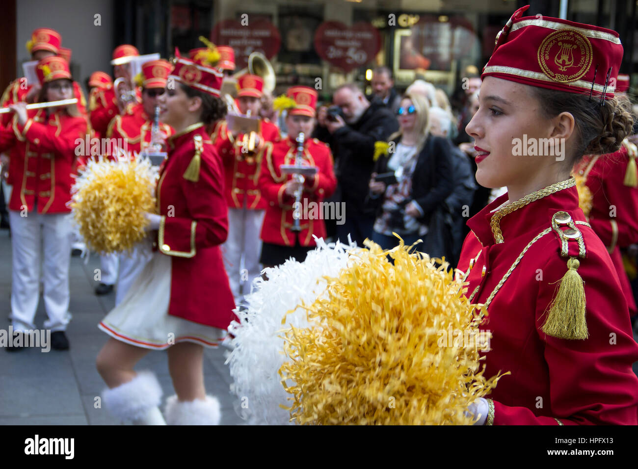 Belgrad, Serbien. 22. Februar 2017.  Majoretten und Musiker von Herceg Novi (Montenegro) nehmen Teil an der Parade in der Innenstadt in der Knez Mihailova Straße zu Ehren des Festes, das die Blüte von Mimosen an der adriatischen Küste feiert das Ende des Winters und der Beginn der Frühjahrssaison markiert. Bildnachweis: Bratislav Stefanovic/Alamy Live-Nachrichten Stockfoto