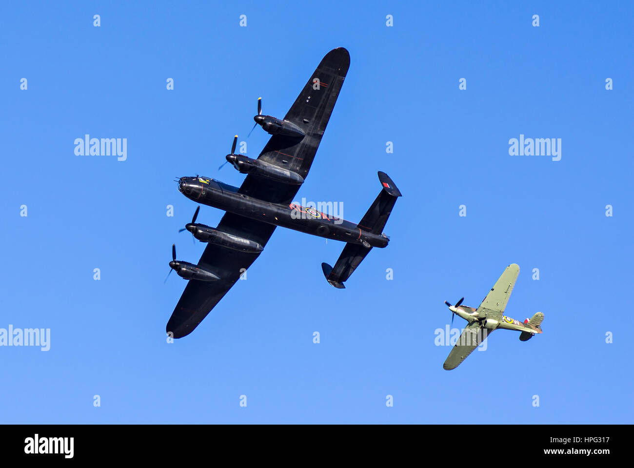 DARTMOUTH, Großbritannien - 31. AUGUST: Lancaster Bomber PA474 und Hawker Hurricane Jagdschutz fliegen an der Dartmouth Regatta Airshow im Rahmen des t Stockfoto