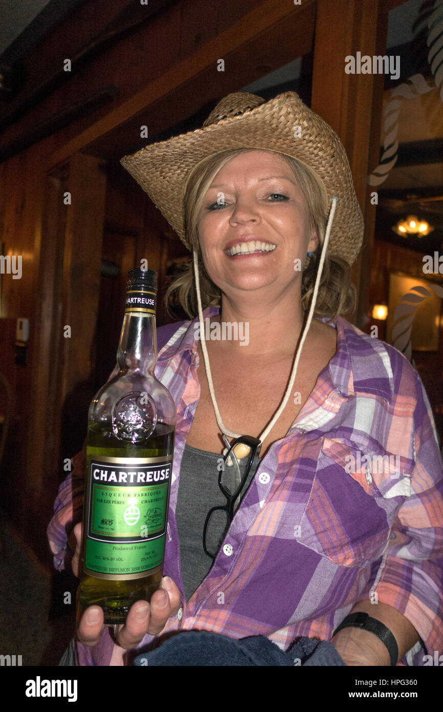 Restaurant-Server mit einer Flasche Green Chartreuse meine Lieblings Likör. Cumberland Wisconsin WI USA Stockfoto