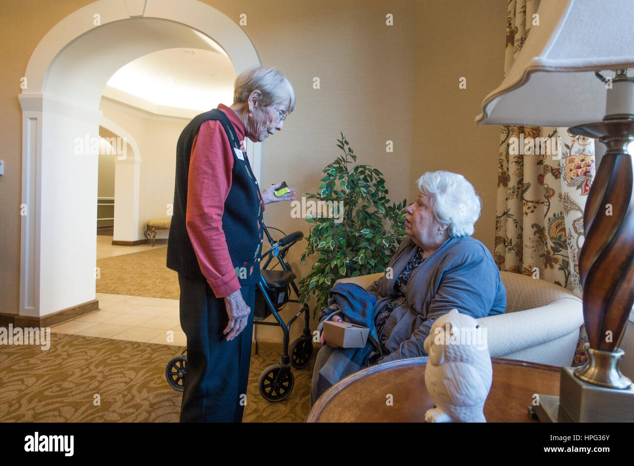 Zwei Frauen in Führungspositionen im Inneren eine gut ausgestattete Residenz für ältere Menschen sprechen. Downers Grove Illinois IL USA Stockfoto