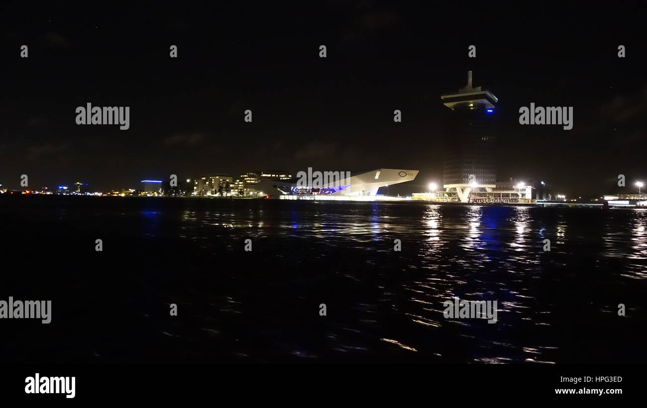 Boot View Over Water, mit Amsterdam Zeichen und Gebäude Stockfoto