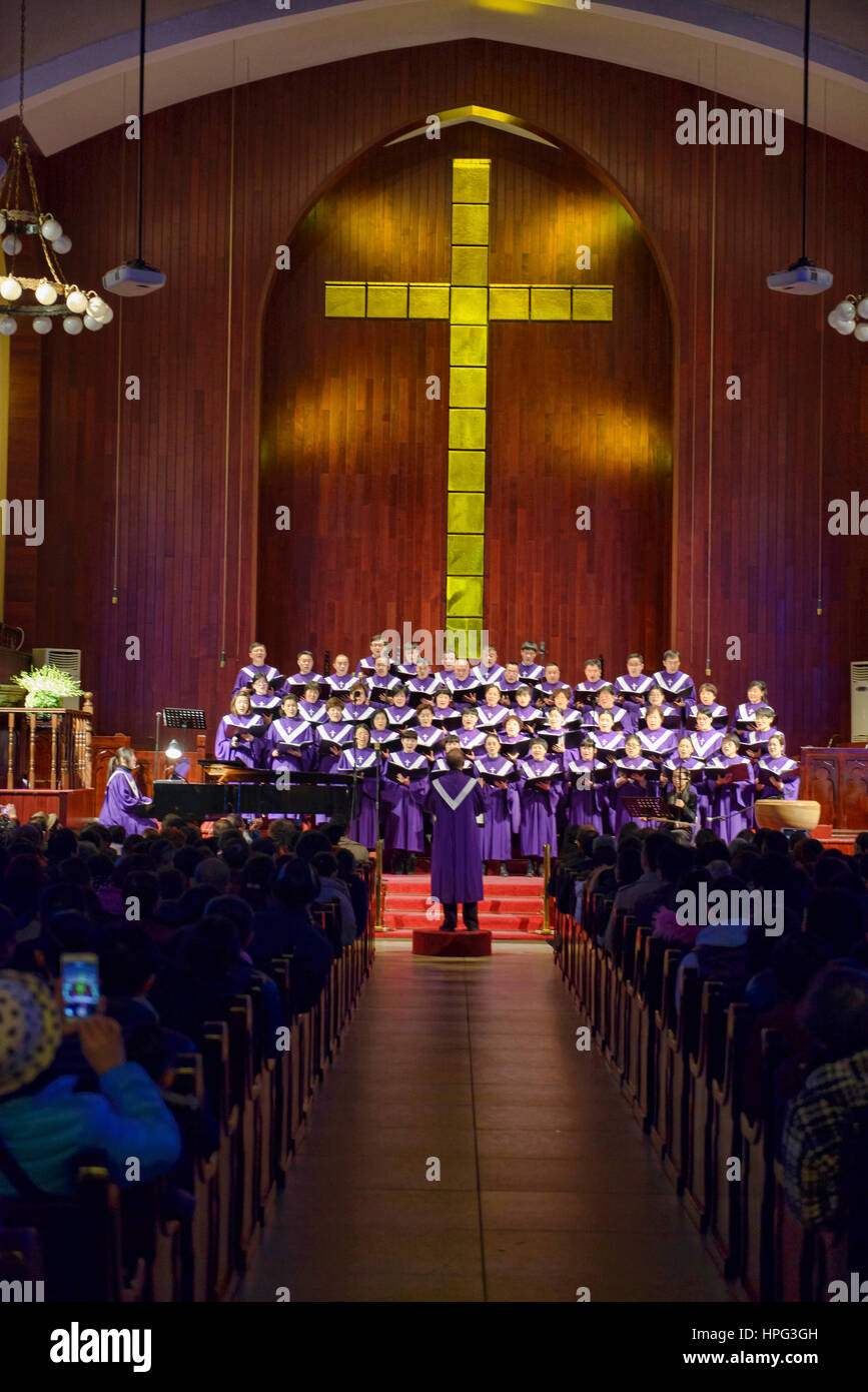 Chor beim Xmas-Messe in der Bell Tower Kirche, Hangzhou, China Stockfoto
