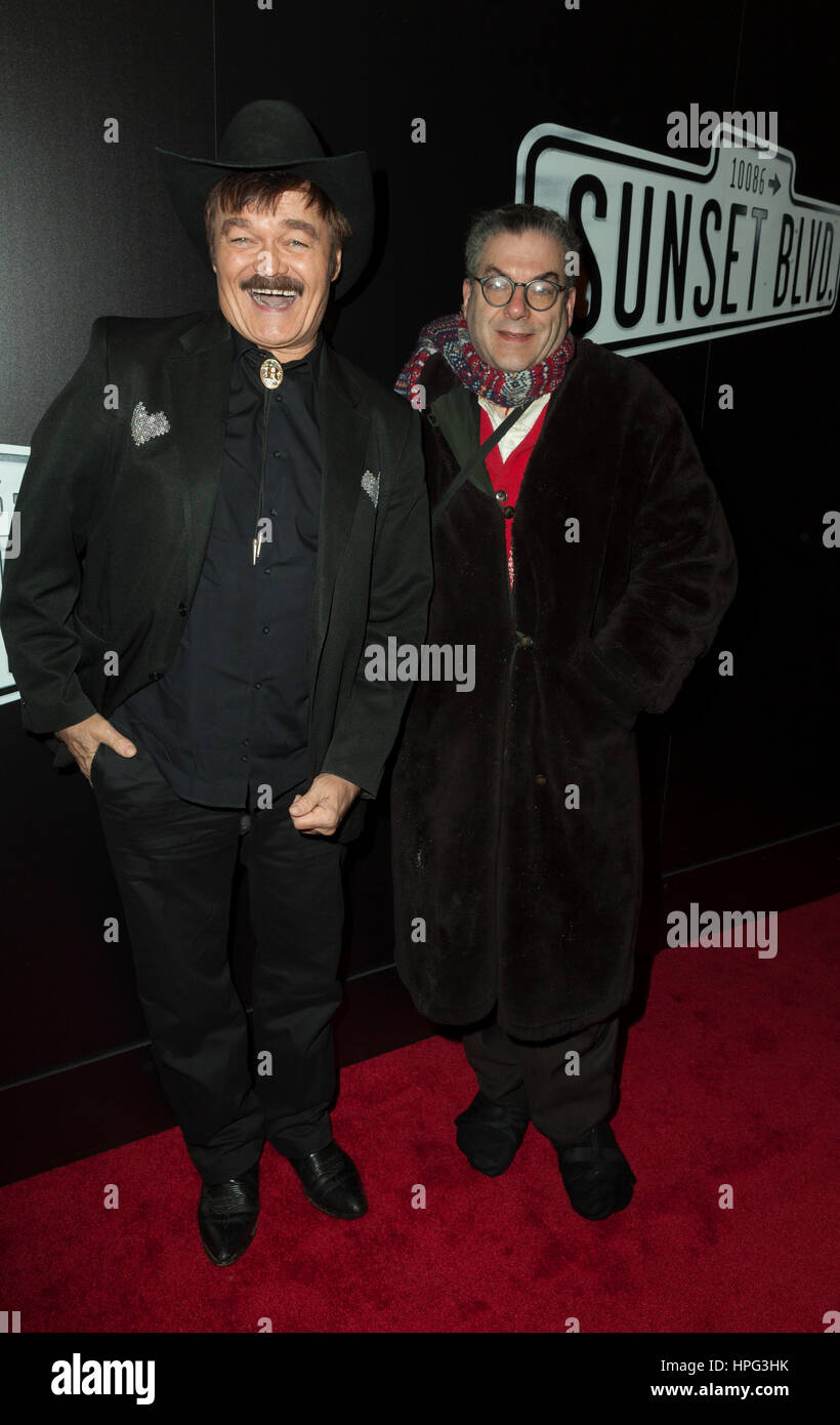 New York, NY USA - 9. Februar 2017: Randy Jones und Michael Musto Eröffnungsabend des Sunset Boulevard-musical im Schlosstheater besuchen Stockfoto