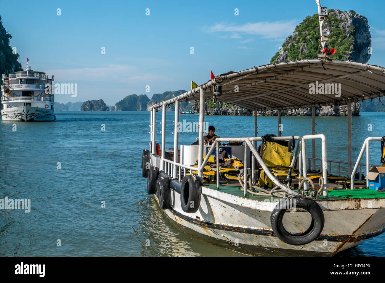 Halong-Bucht im Osten Nordvietnam mit Kreuzfahrt-Schiff und Reise Fischerboot, Asien Stockfoto