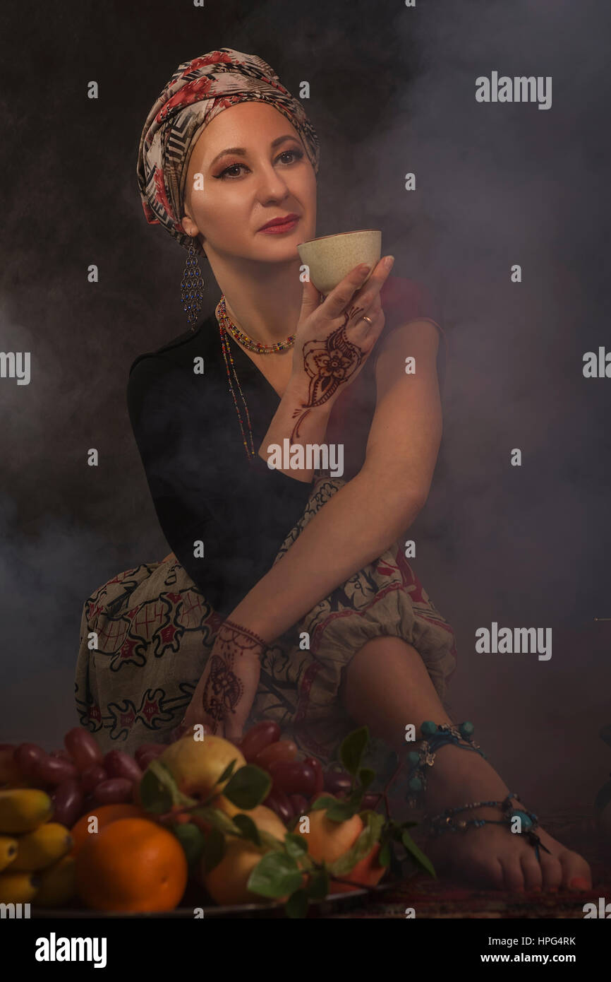 Romantisches Mädchen in orientalischer Tracht. Stockfoto