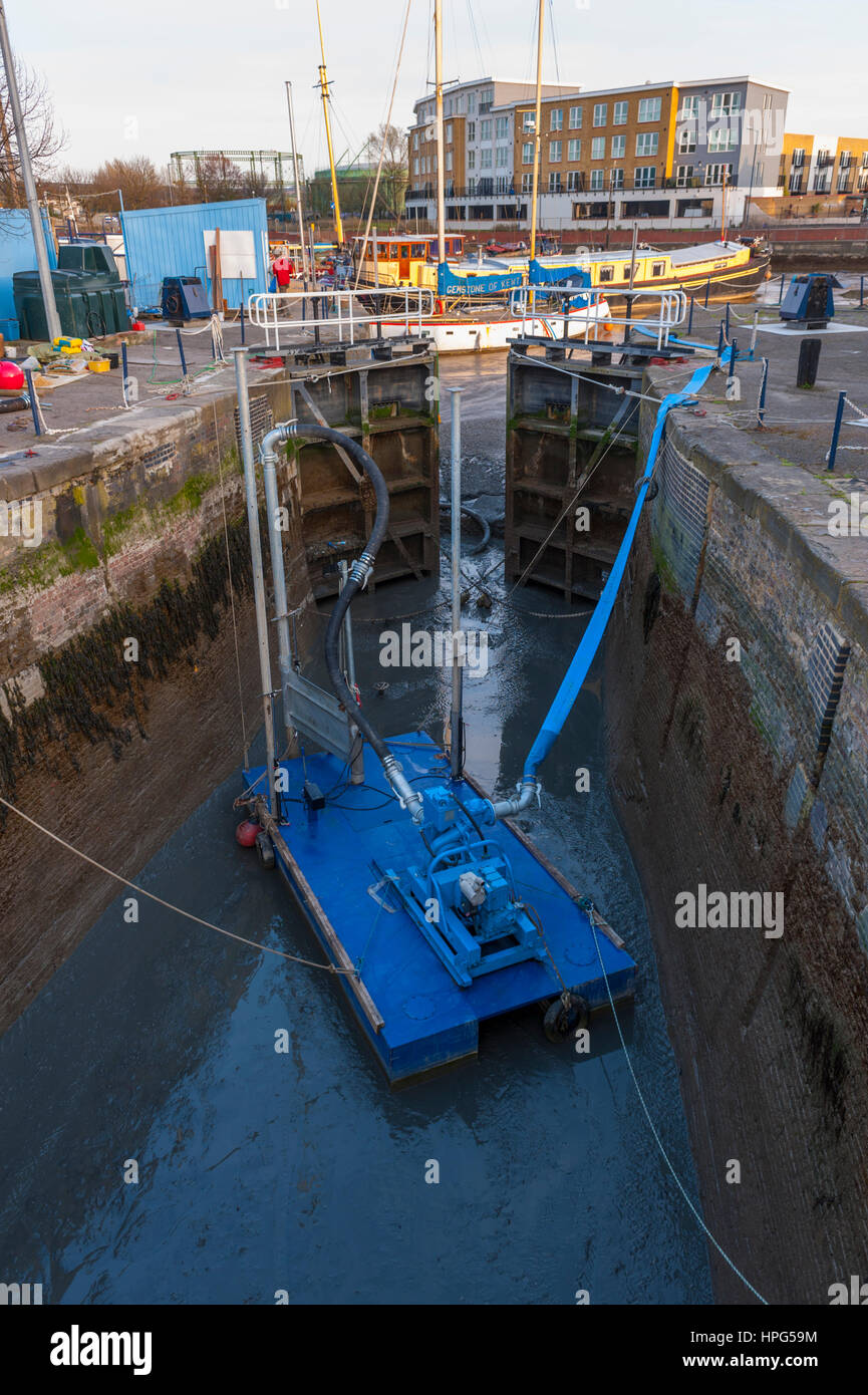 Reparaturen an die Schleusen auf dem Kanal-Becken Gravesend. Stockfoto