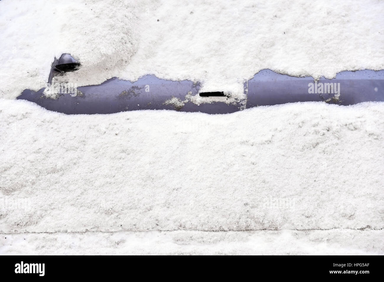 Voll Schnee bedeckten Wagen nach einem Schneefall in der Stadt gesehen Stockfoto