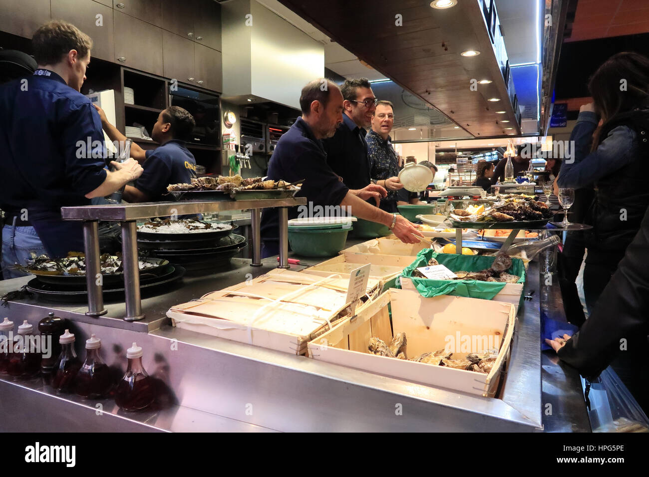 Köche-Assistenten Vorbereitung Meeresfrüchte im Les Halles de Lyon Stockfoto