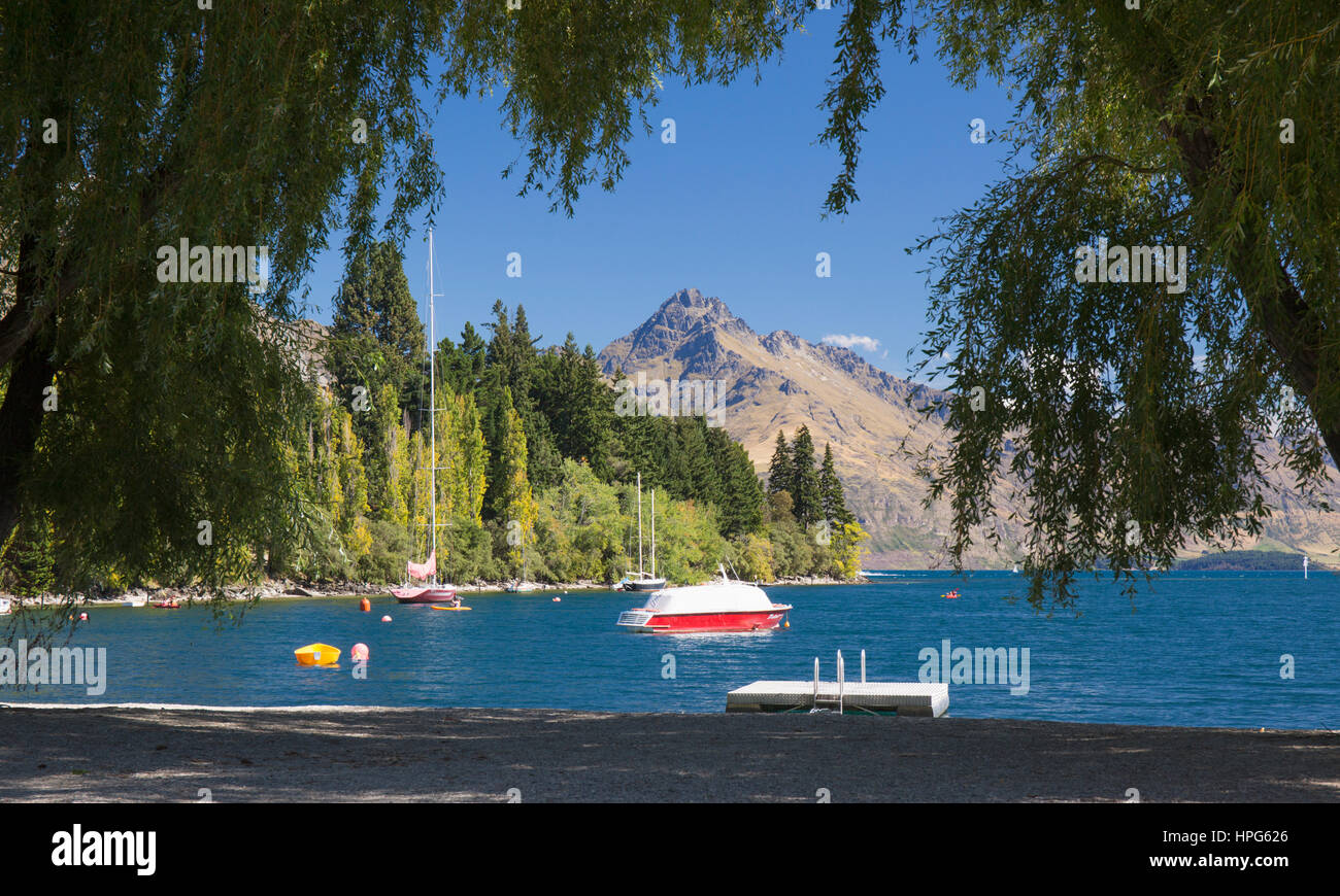 Queenstown, Otago, Neuseeland. Blick vom Ufer über Queenstown Bay, Lake Wakatipu, Walter Peak im Hintergrund. Stockfoto