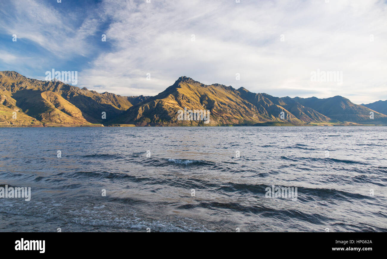Queenstown, Otago, Neuseeland. Blick über Lake Wakatipu, Walter Peak, Abend. Stockfoto