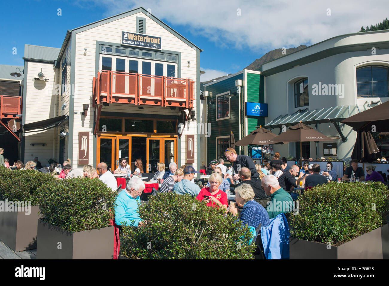 Queenstown, Otago, Neuseeland. Kunden auf der belebten Terrasse des Pier 19, ein See-Restaurant und Café. Stockfoto