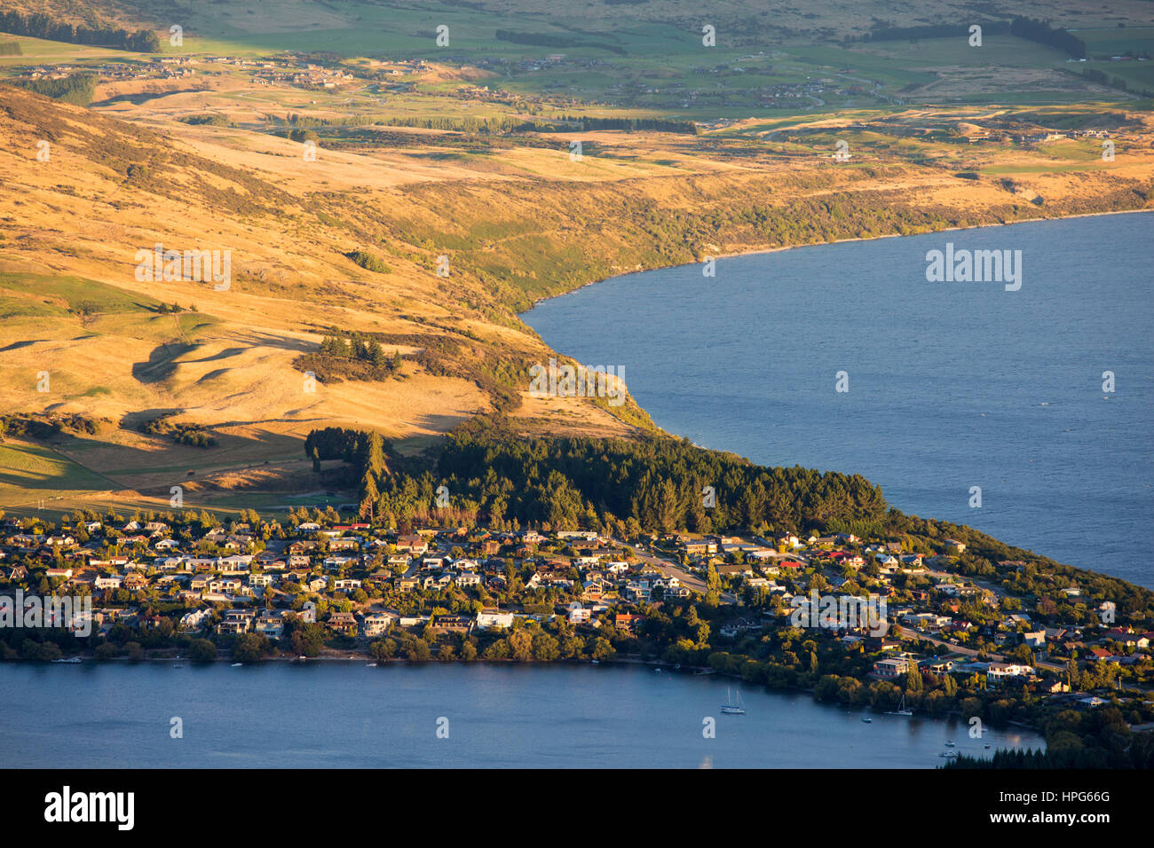 Queenstown, Otago, Neuseeland. Blick auf die exklusiven Vorort von Kelvin Heights und dem nördlichen Ufer des Lake Wakatipu, Sonnenuntergang. Stockfoto
