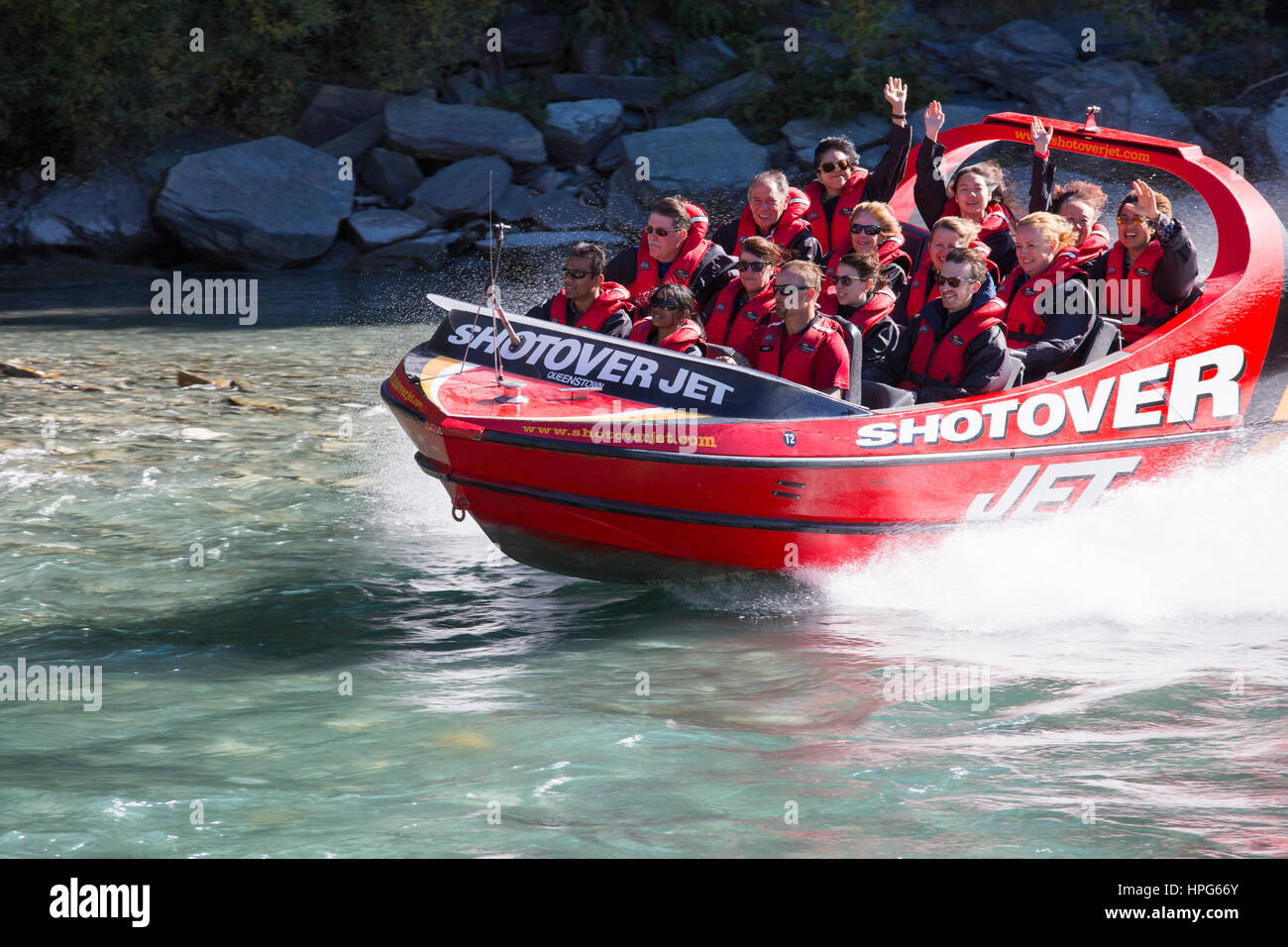 Queenstown, Otago, Neuseeland. Shotover Jet Boot über das türkisfarbene Wasser des Shotover River. Stockfoto