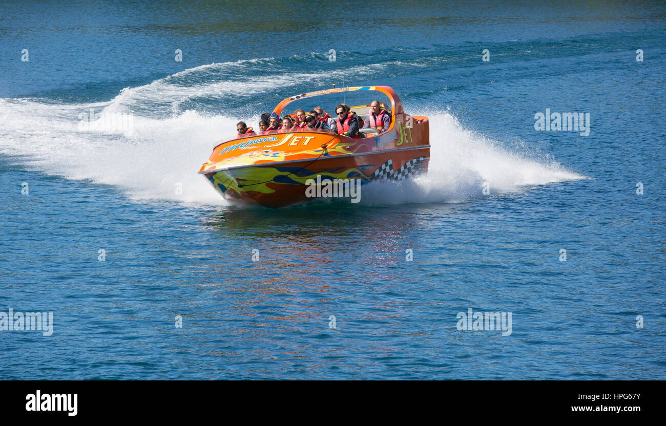 Queenstown, Otago, Neuseeland. Thunder Jet Boot Beschleunigung über Queenstown Bay, Lake Wakatipu. Stockfoto