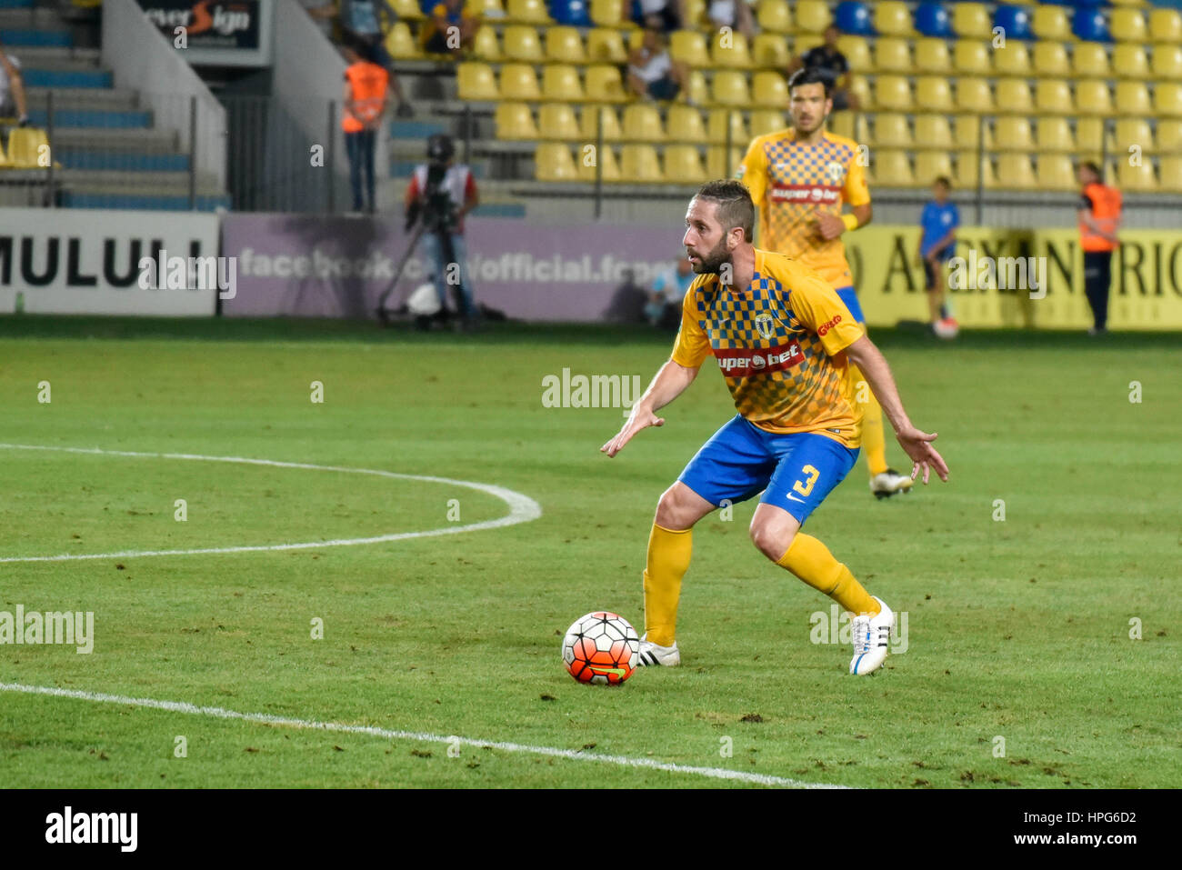 8. August 2015: Guillaume Rippert #3 der Petrolul Ploiesti in Aktion während der Liga, die ich zwischen Petrolul PLoiesti ROU und Pandurii Targu Jiu ROU Rumänien ROU Ilie Oana Stadium Spiel.   Foto: Cronos/Catalin Soare Stockfoto