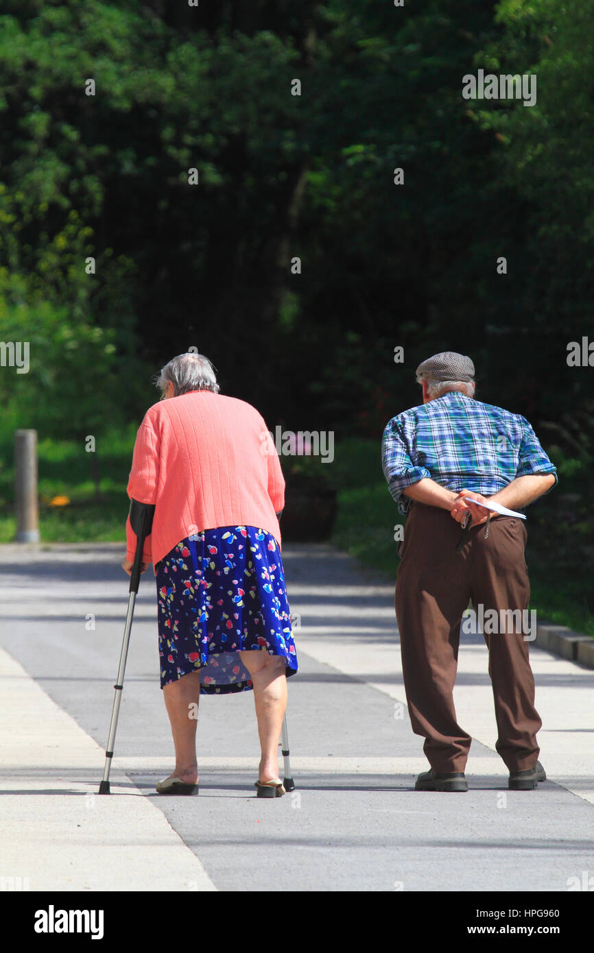 Frankreich, alte Menschen paar von hinten. Stockfoto