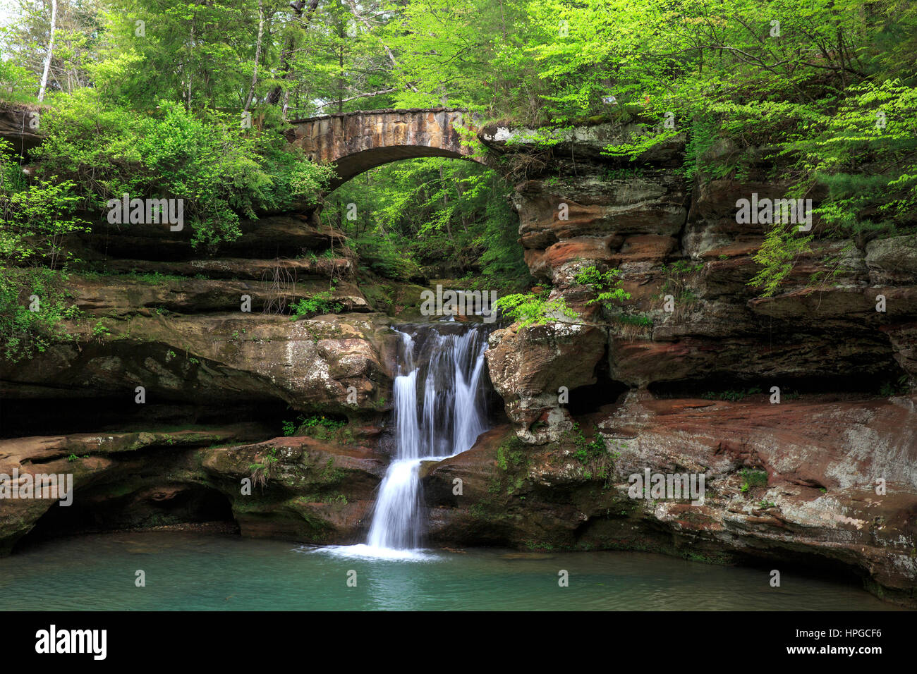 Upper Falls Alter Mann-Höhle, Hocking Hills State Park, Ohio, im Frühjahr Stockfoto