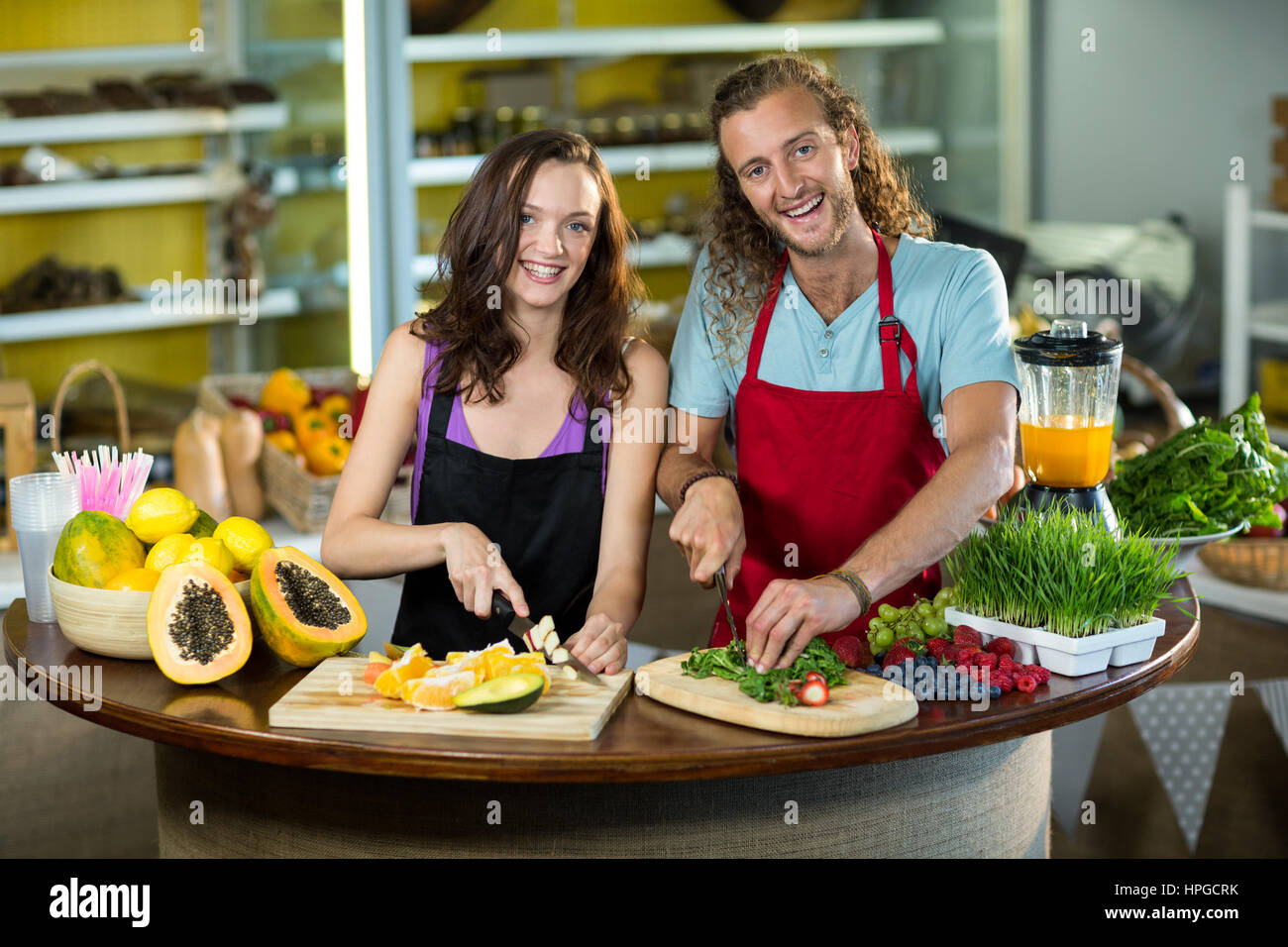 Zwei Verkäuferin Hacken Gemüse und Obst am Schalter im Lebensmittelgeschäft Gesundheit Stockfoto