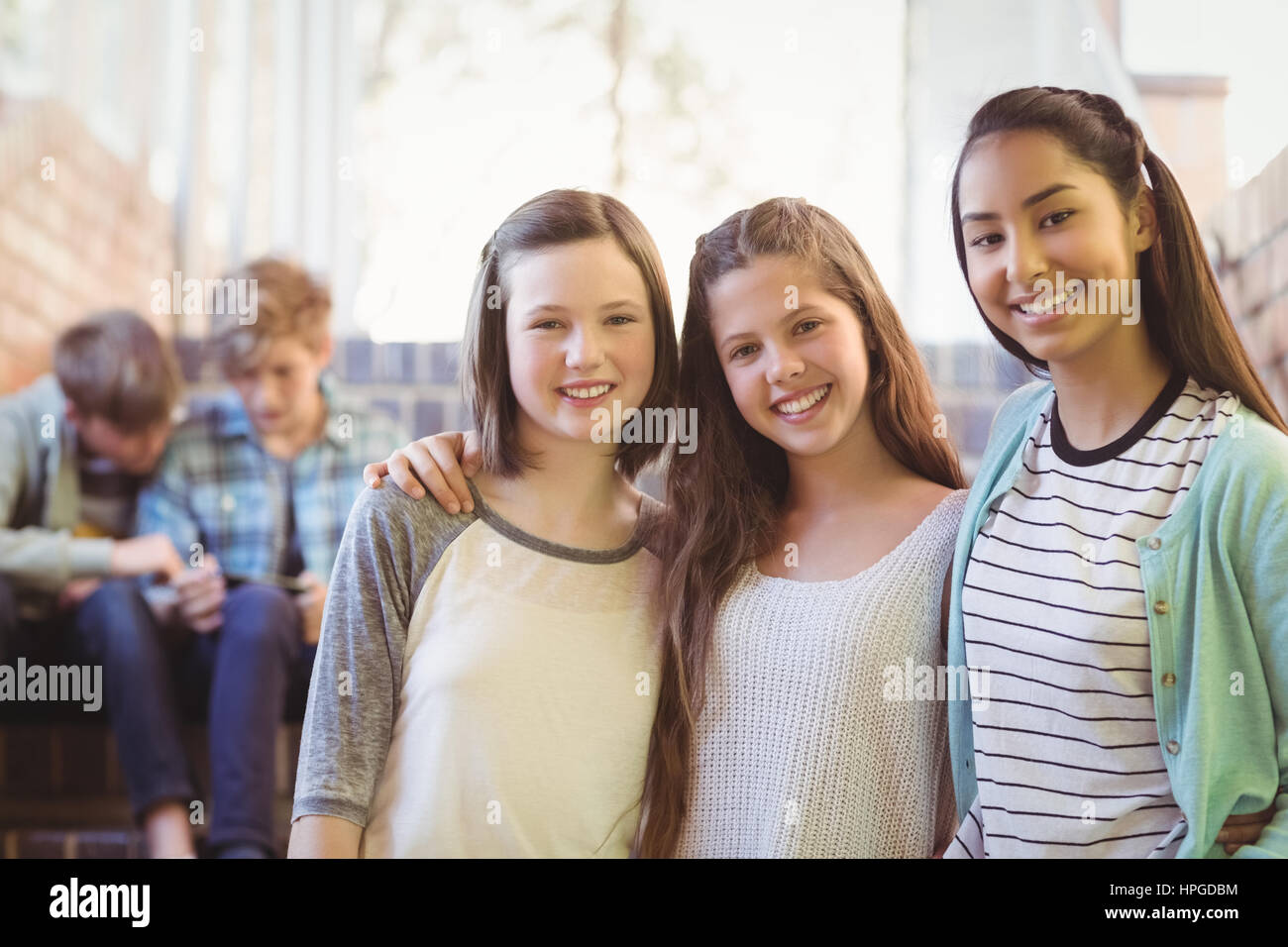 Porträt des Lächelns Schülerinnen sitzen auf der Treppe in der Schule Stockfoto