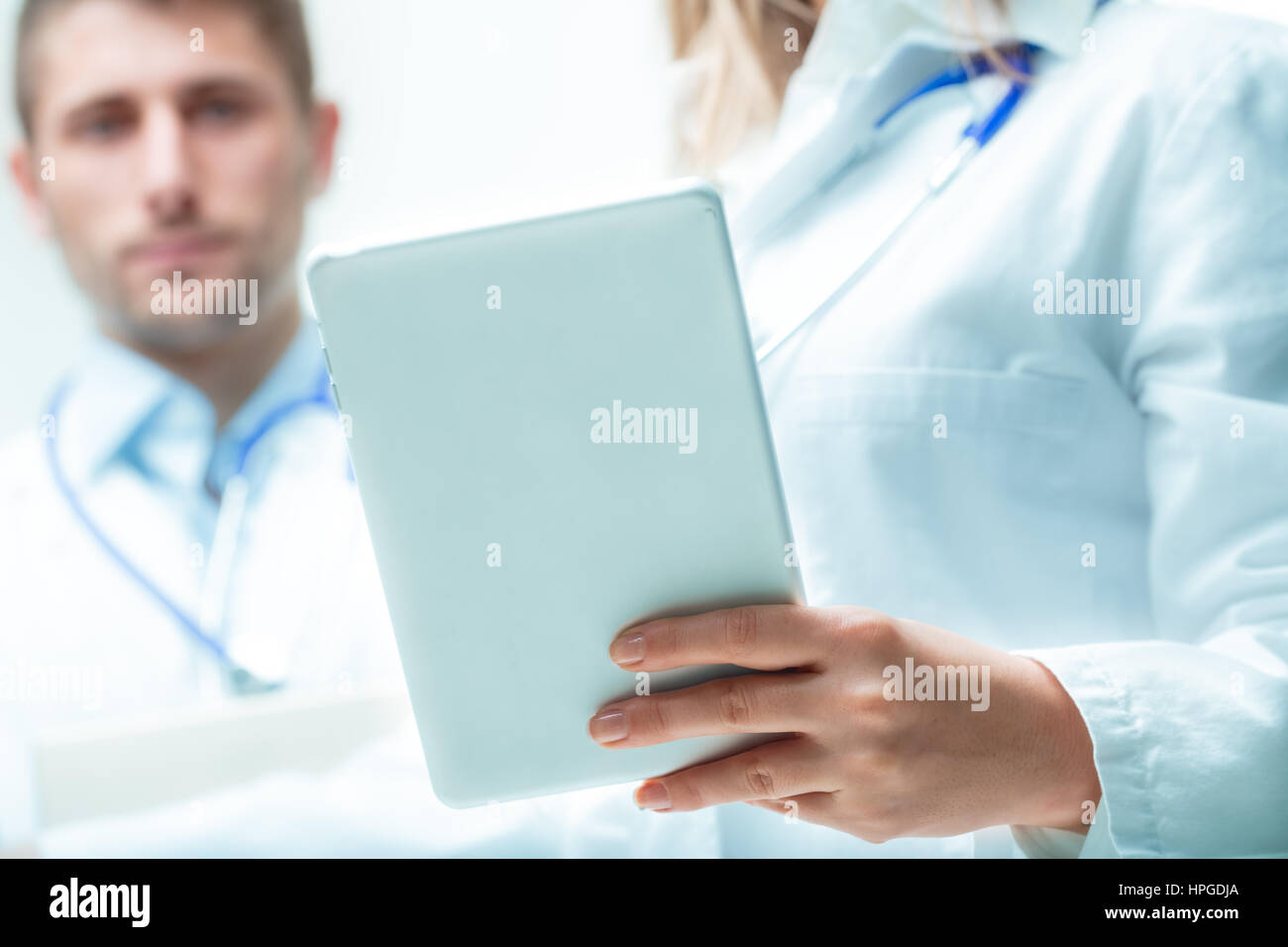 Ärzte denken über Prüfungsdaten Blick auf einem digitalen Tablet-Bildschirm, Gesundheitswesen, Professionalität und Technologie-Konzept Stockfoto