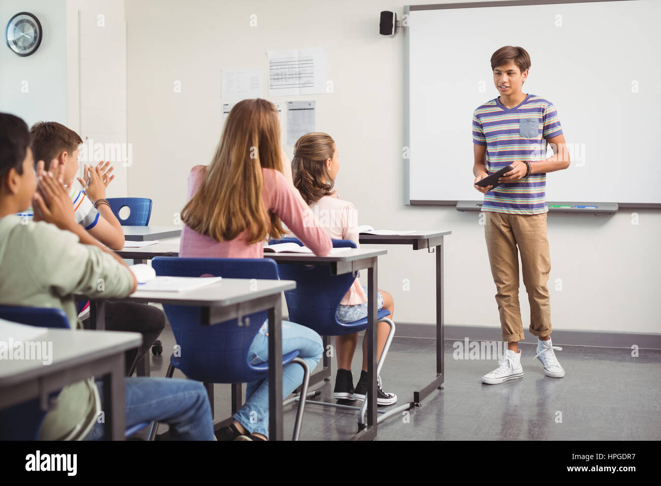 Schuljunge Präsentation im Unterricht in der Schule Stockfoto