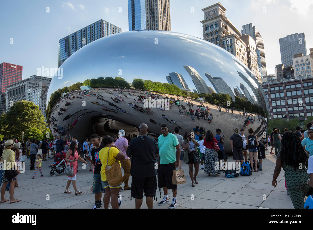 Cloud Gate (im Volksmund bekannt als The Bean),, Skulptur im öffentlichen Raum von Anish Kapoor, in AT&T Plaza im Millennium Park, Downtown Chicago Stockfoto