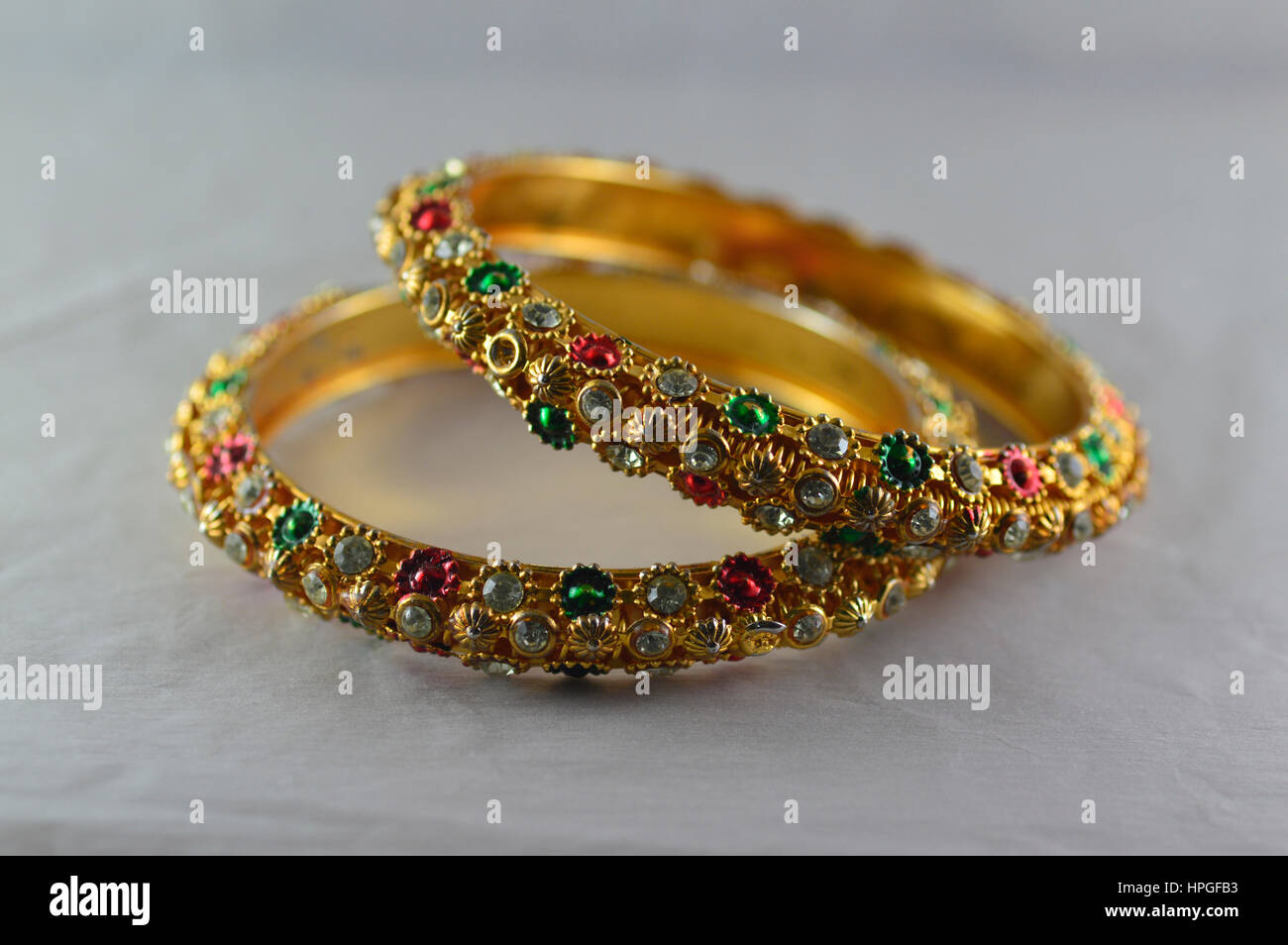 Farbige Armbänder vergoldet Stockfoto