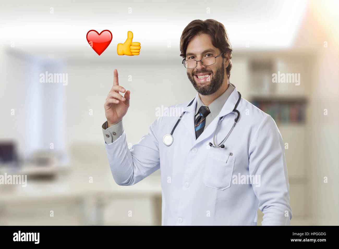 Männlichen Arzt in seinem Büro auf einige Emojis. Stockfoto