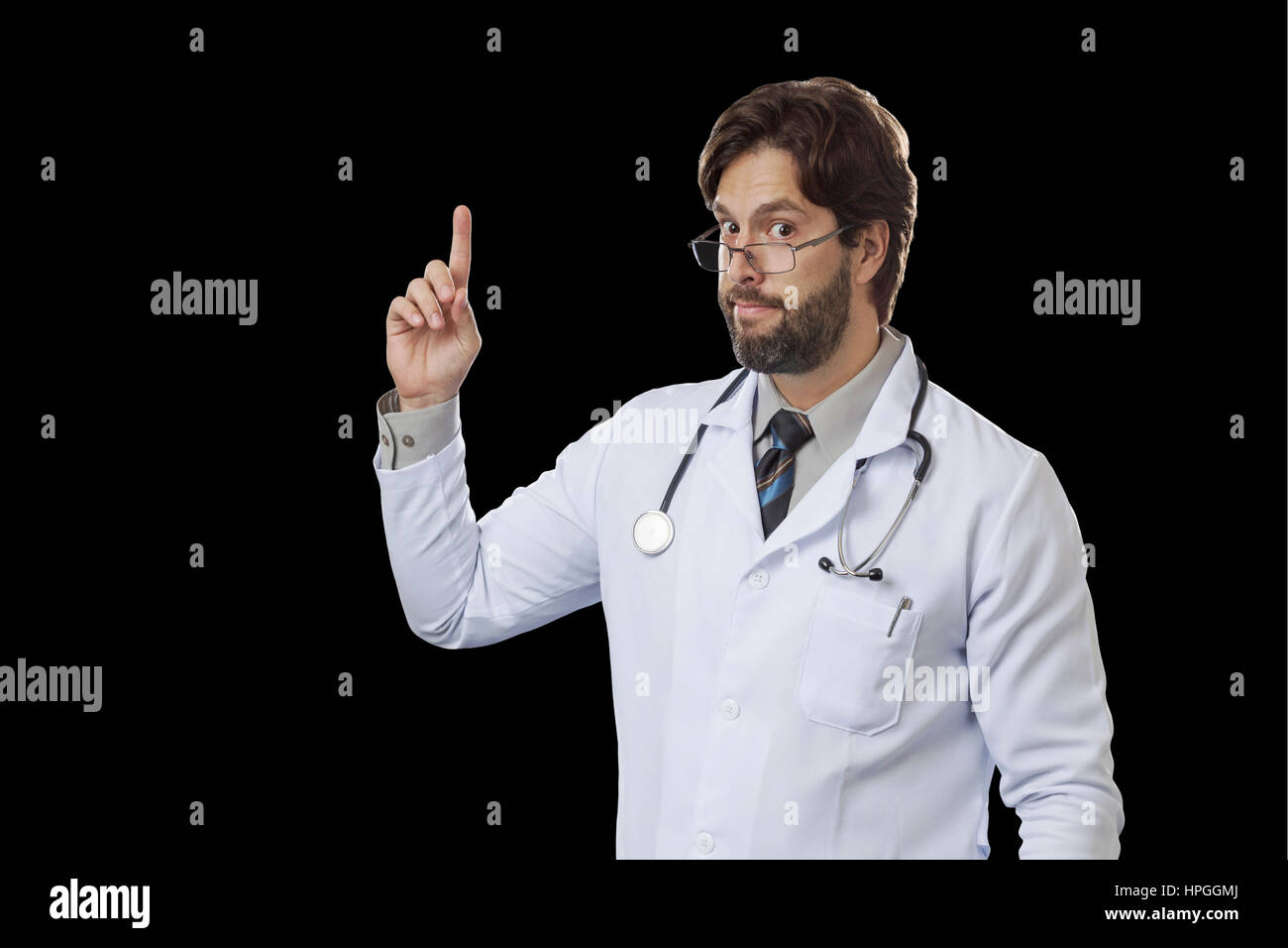 Männlichen Arzt deuten auf einem schwarzen Hintergrund. Stockfoto